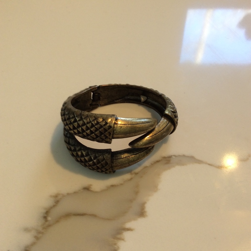 Claw bracelet